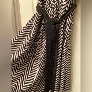 Pretty!! WHBM DRESS ZIG ZAG PRINT SIZE:6